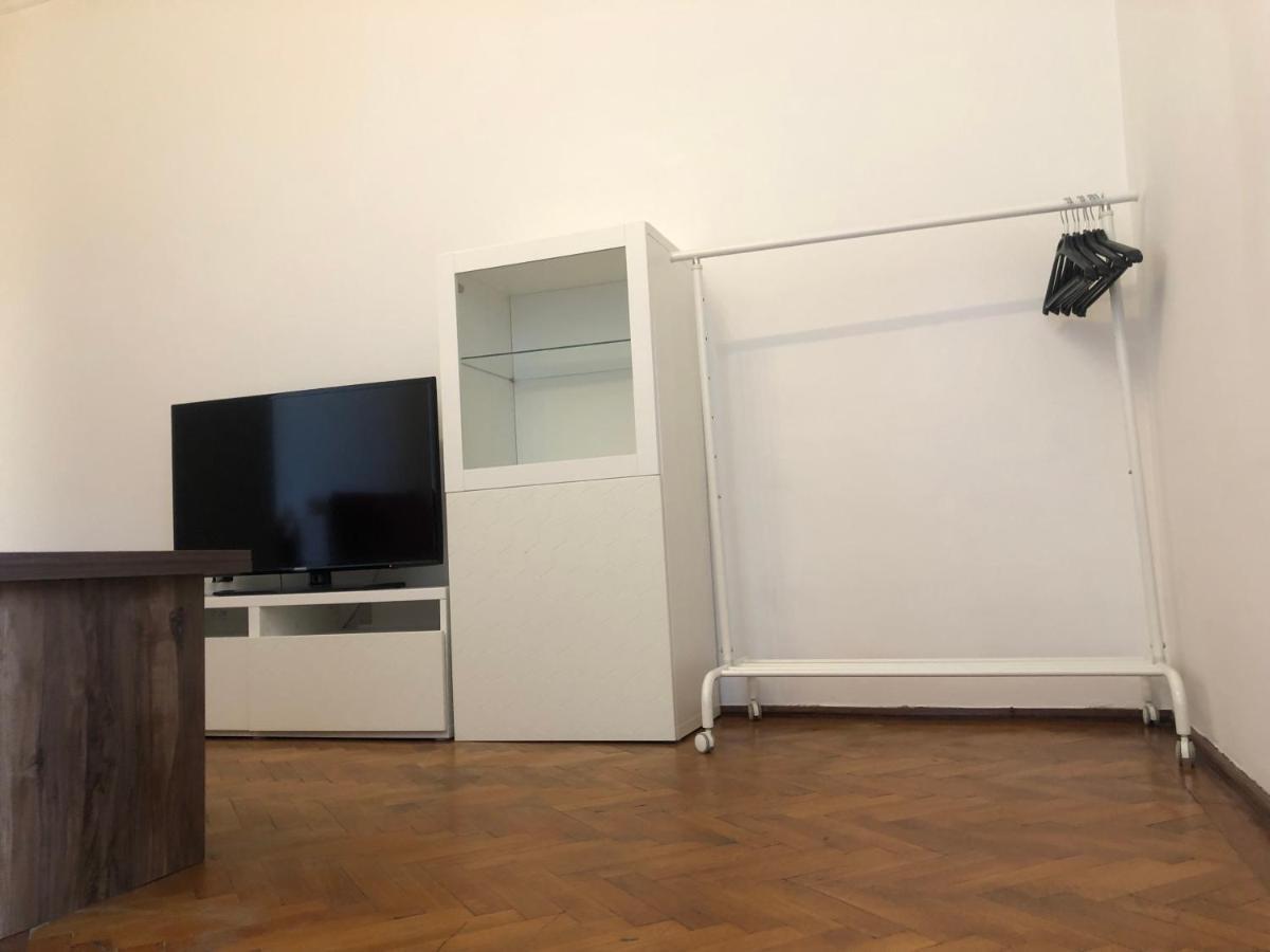 Lovely 1 Bedroom Apartment Close To Old Town Bukarest Exteriör bild
