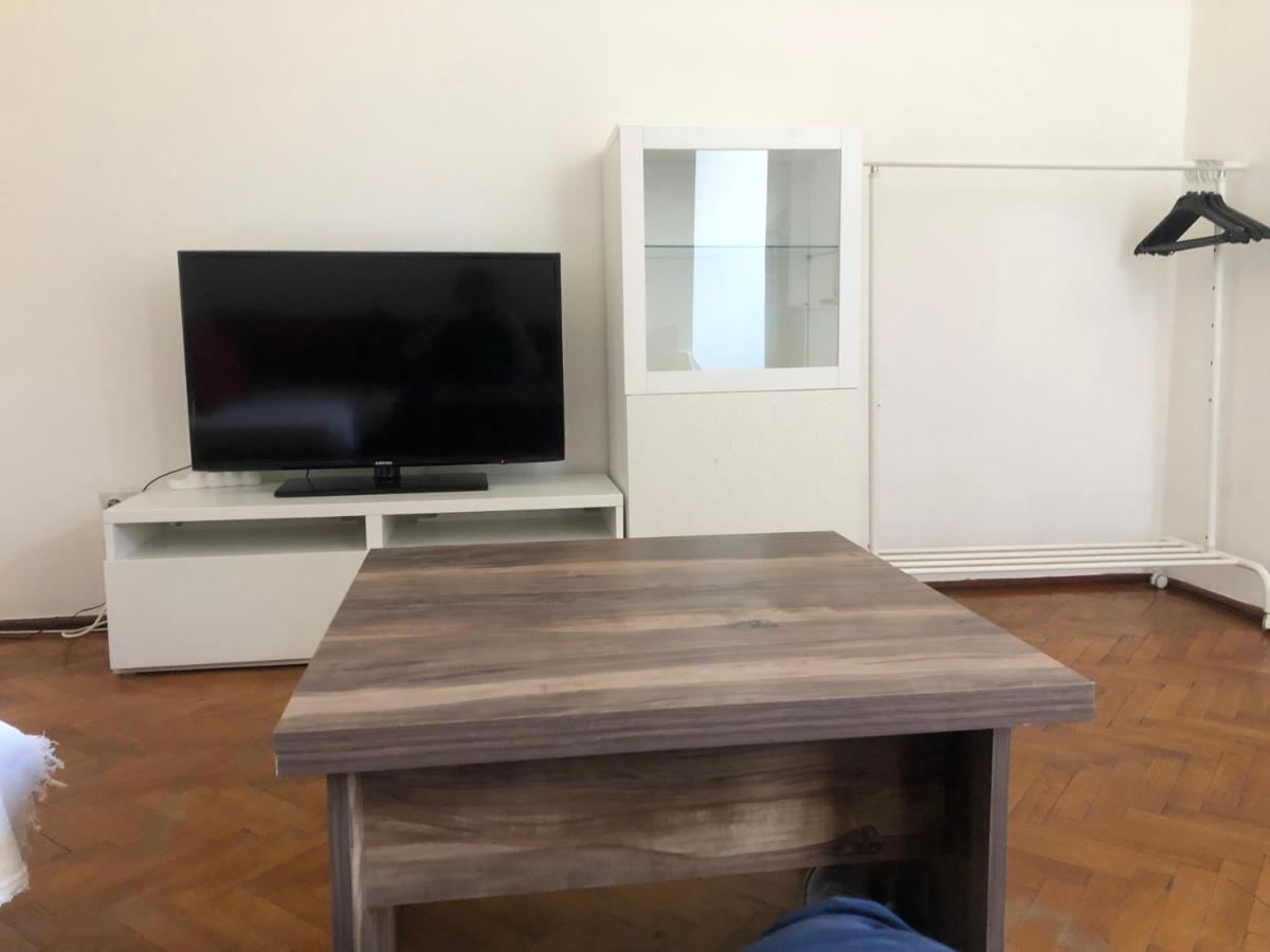 Lovely 1 Bedroom Apartment Close To Old Town Bukarest Exteriör bild